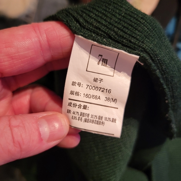 Vintage forest green knit skirt with embroidered skiers - Picture 4 of 4